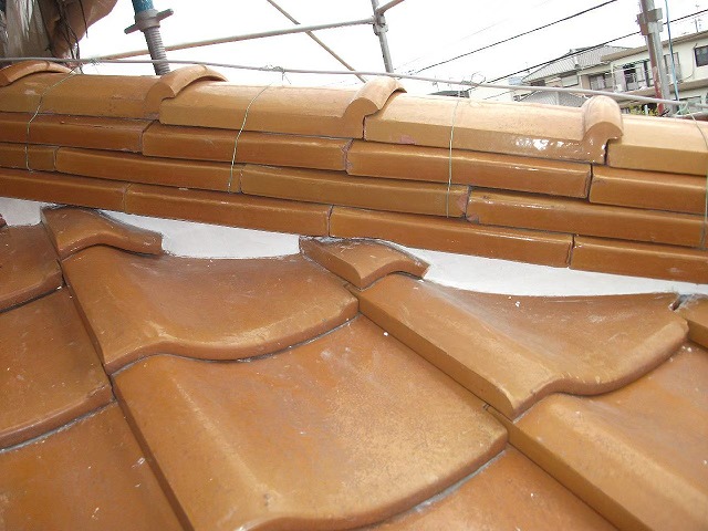 棟の下に漆喰を詰めたところ